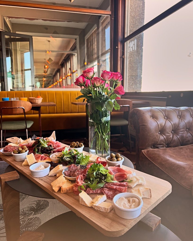 Planche apéritifs à Saint-Valery-en-Caux Planche de charcuterie et fromage servie au bar de l’hôtel