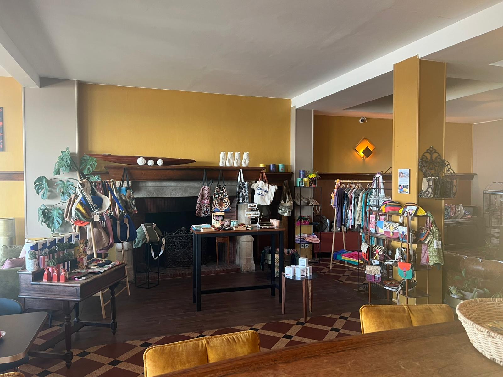 Sacs et accessoires de plage exposés dans la boutique de l’hôtel à Saint-Valery-en-Caux