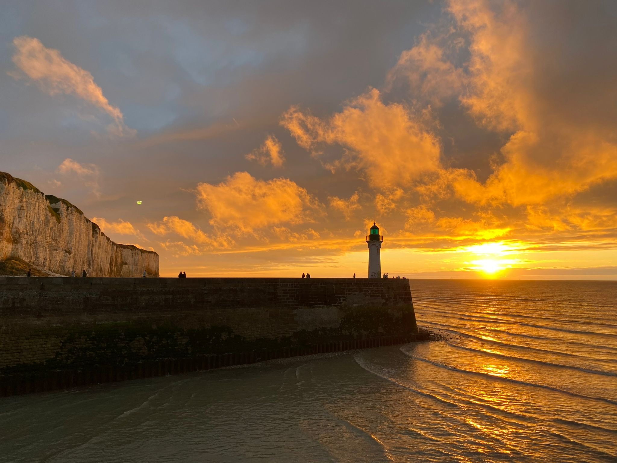 Vue du port de Saint-Valery-en-Caux ou de la digue au coucher du soleil
