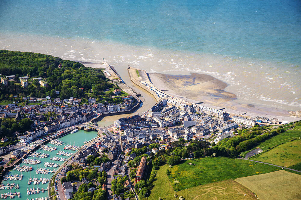 saint-valery-en-caux-sur-cote-normande Vue du port de Saint-Valery-en-Caux ou de la digue au coucher du soleil